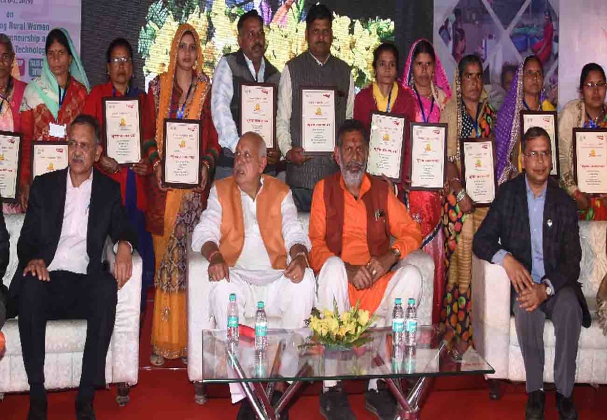 farmers and women entrepreneurs got Farmer Award