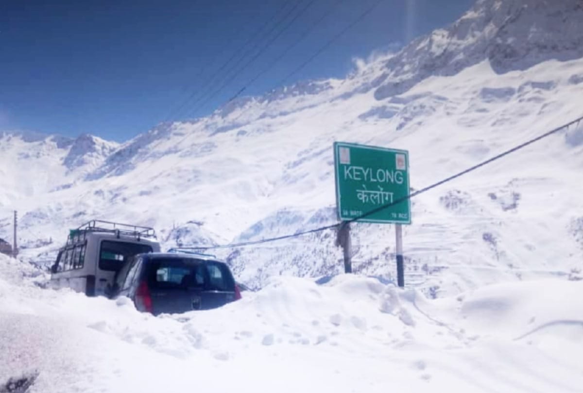 shimla: tourist flux  in rohtang pass of snow seeing