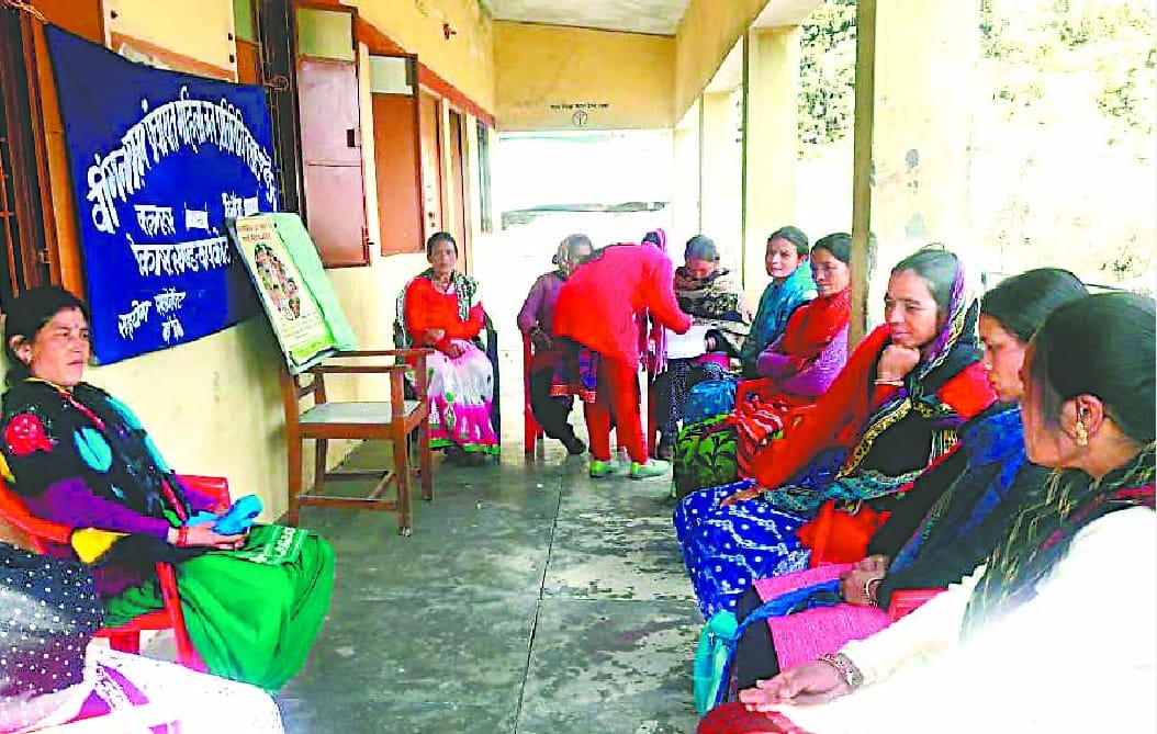 Women protested for the problems of Malla Danpur area