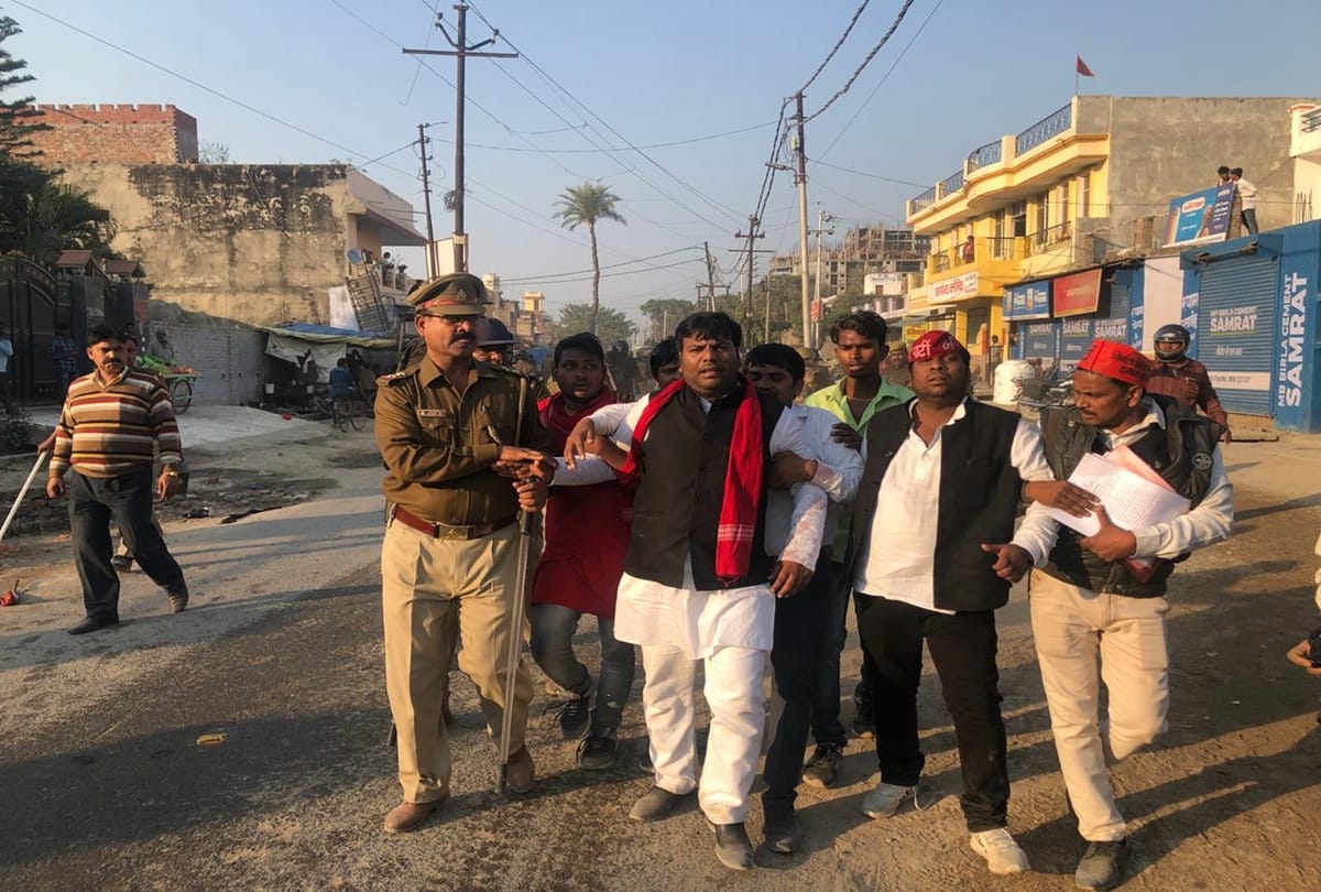 Police lathi charged on Nishad party workers in gorakhpur