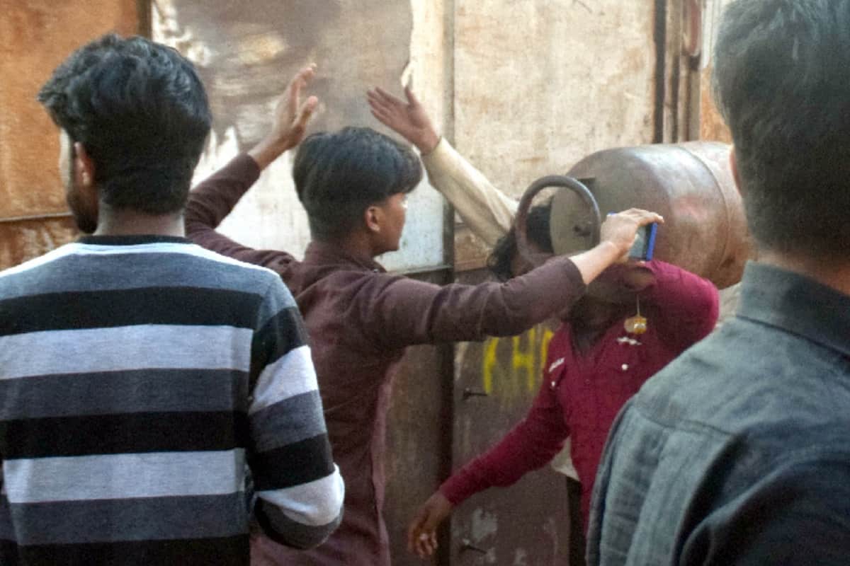 Meerut Bawal story via Pictures, crowd became lawlessness in Meerut city