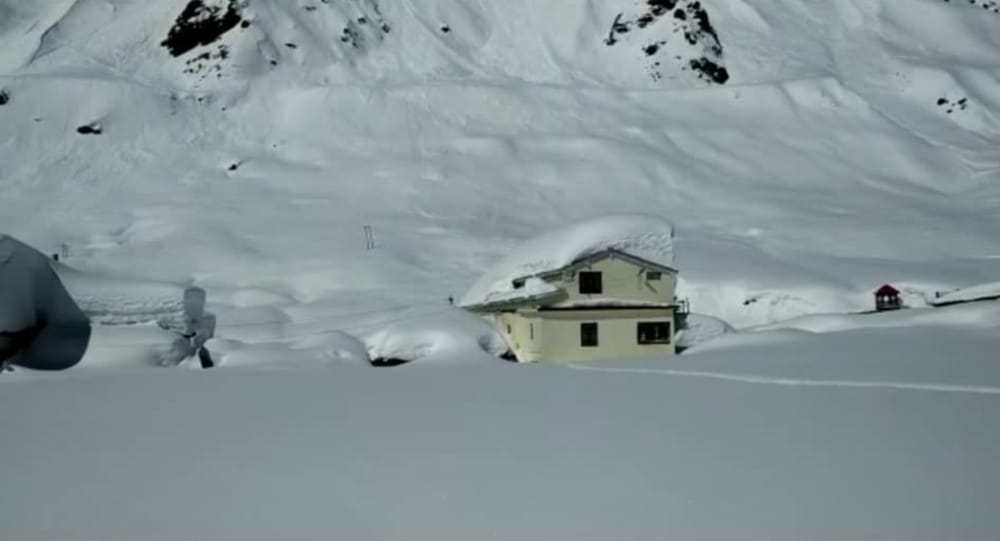 massive snow in kedarnath awesome picture of dham