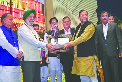 पुरस्कार ग्रहण करते यूपी के शहरी विकास मंत्री