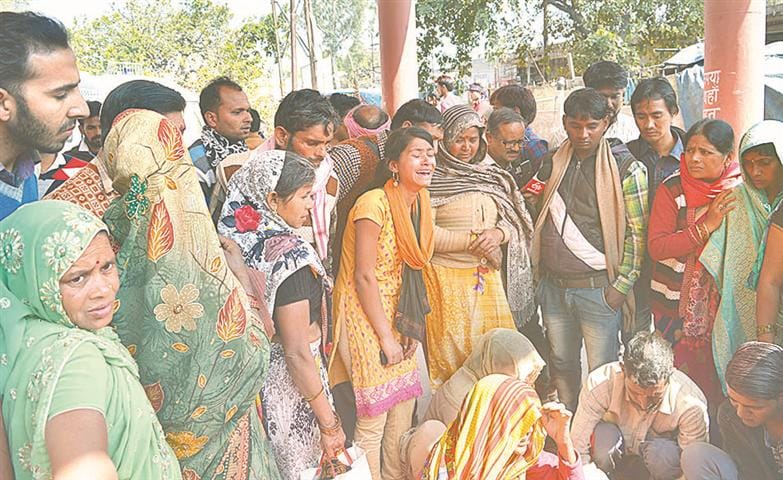 Rural shout slogans about Breakers demand on street Mnsya.