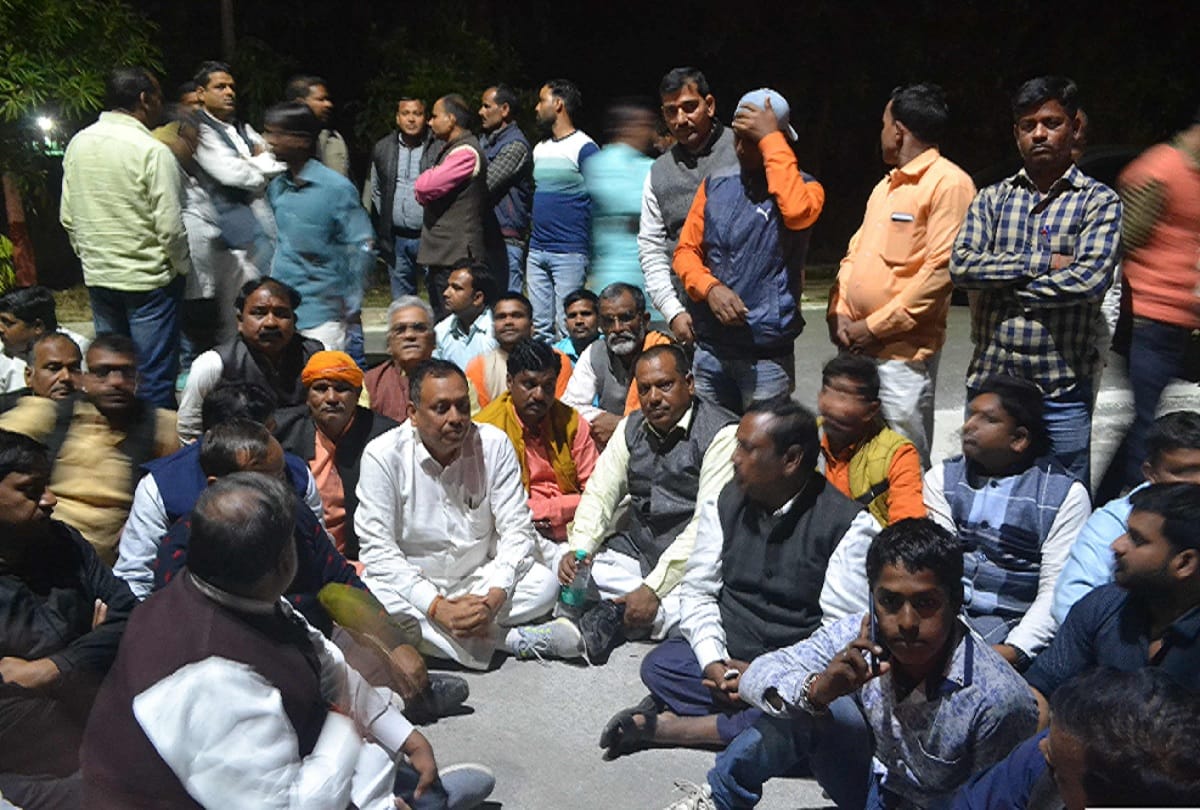 MLA Rakesh Singh Baghel ended protest on assurance of bjp state president