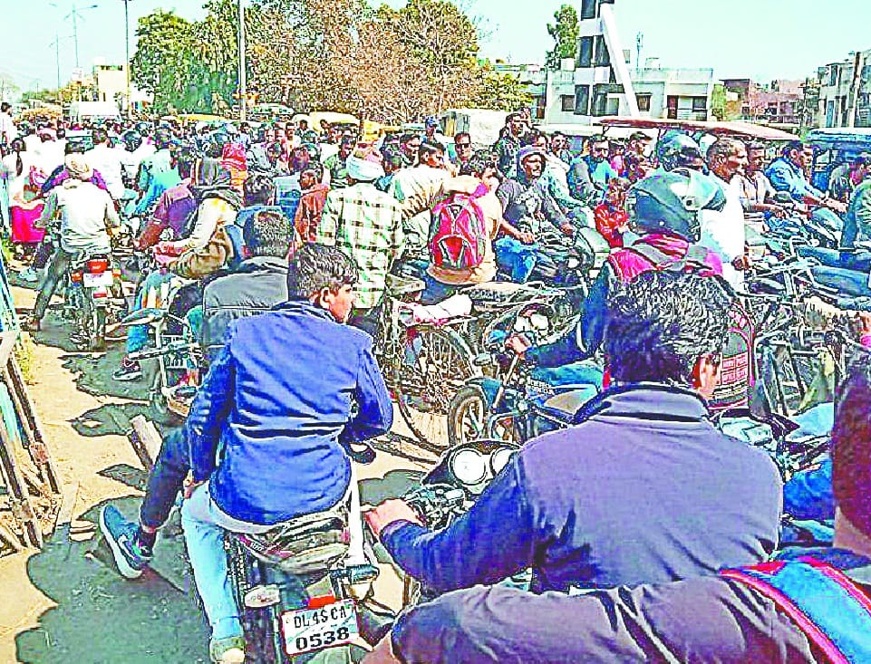 outer me khadi rahi maalgadi