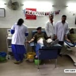 जम्मू बस स्टैंड धमाके में घायलों के लिए रक्तदान करते सीआरपीएफ के जवान