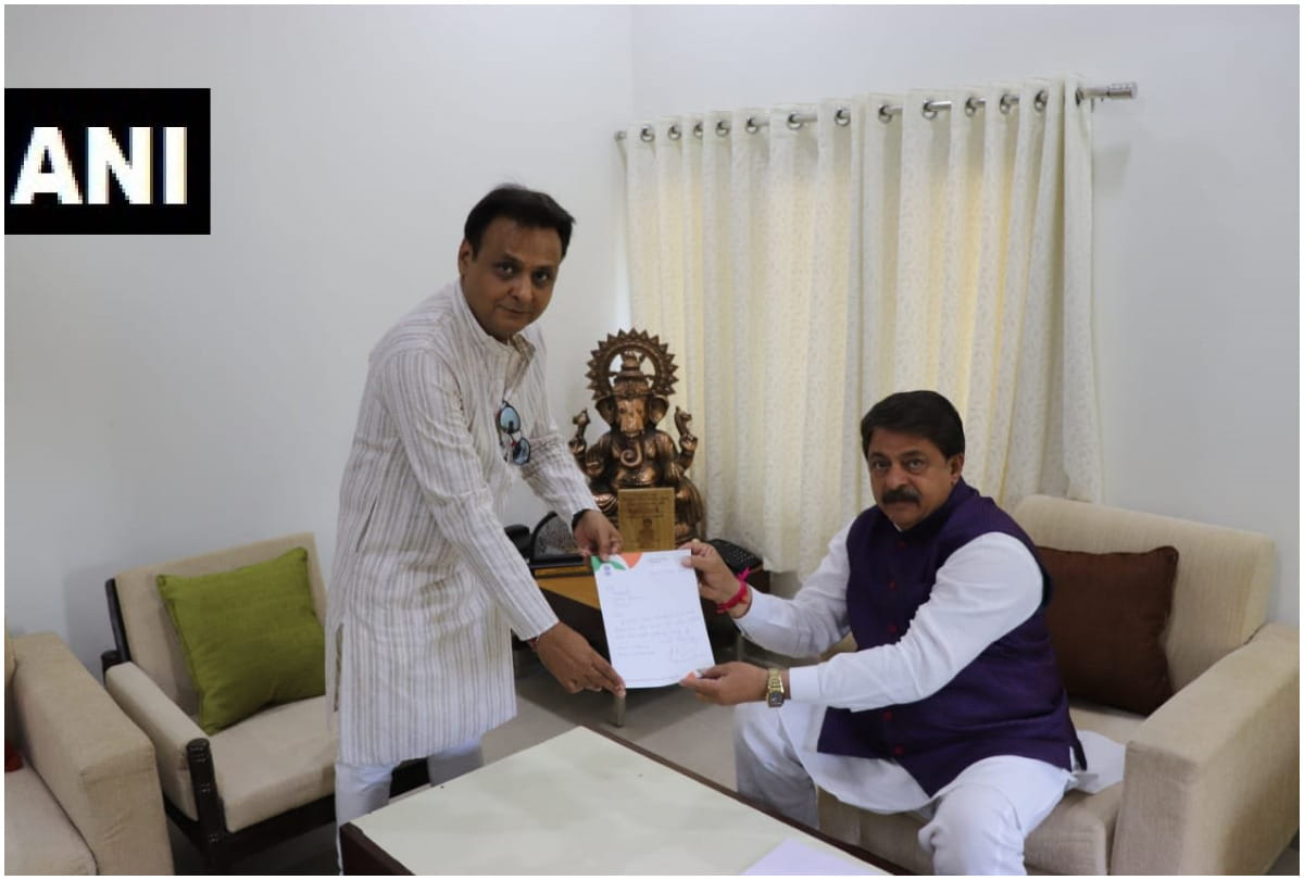 Lok Sabha Elections 2019: Congress MLA Jawahar Chavda handed resignation letter to Assembly Speaker