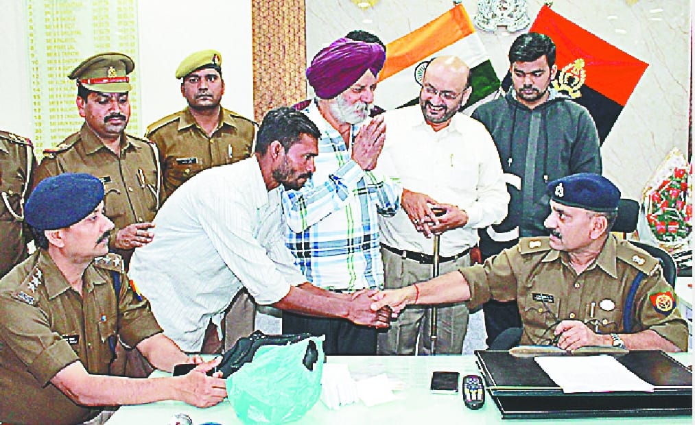 Police recovered gold in two hours, bag full of cash