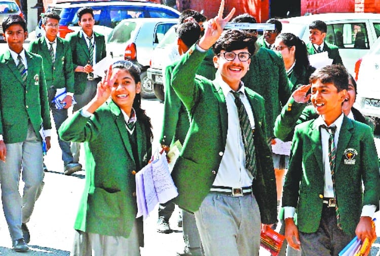 CBSE Gave Relief to Students from Arriving Timing in Maths Paper