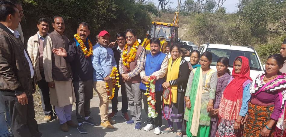 टिपरी गांव को जोड़ने के लिए शुरू हुआ सड़क निर्माण