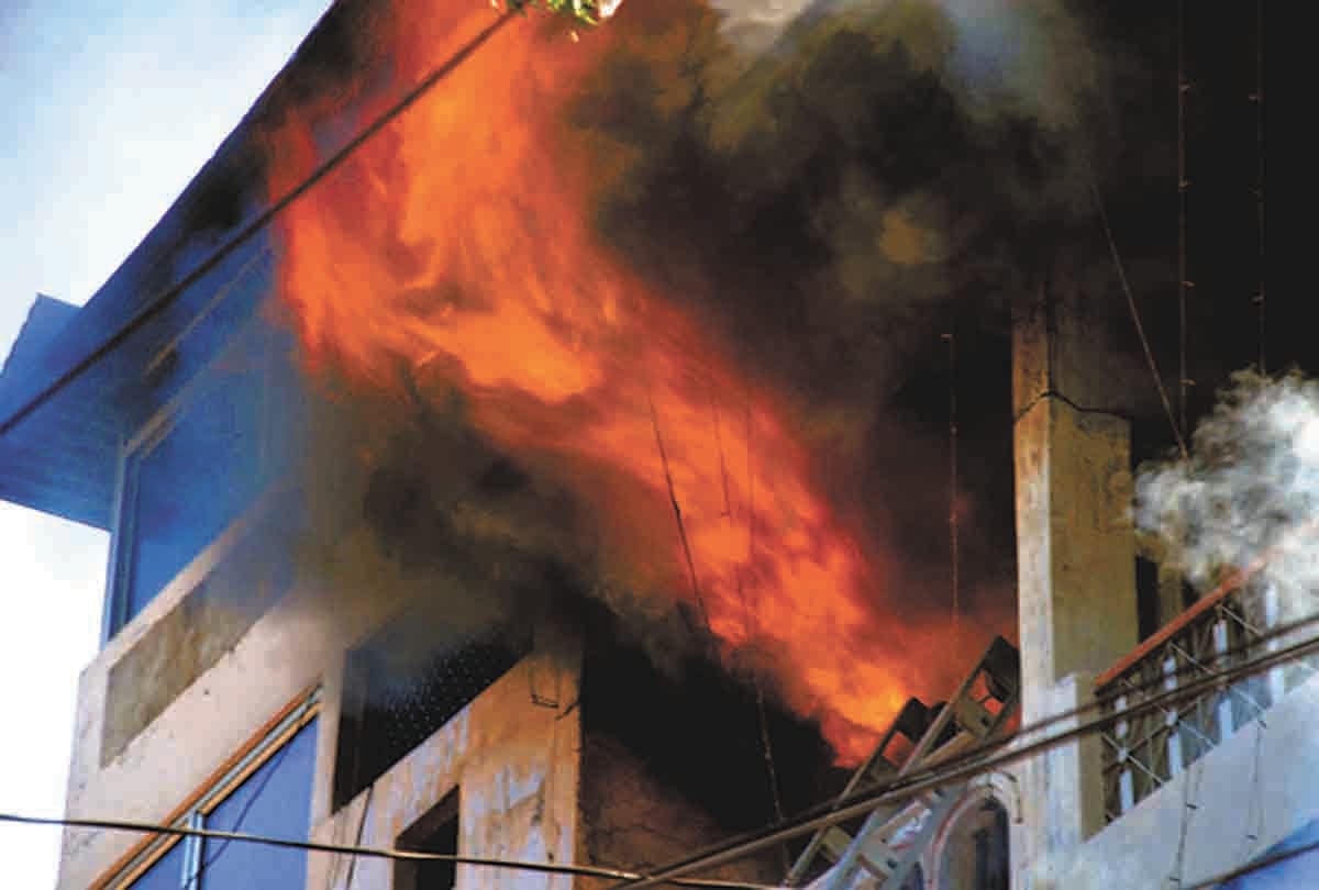 Pratapgarh: Fire in the grocery store, burnt millions of belongings