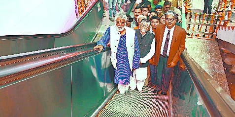 इज्जतनगर स्टेशन पर एस्केलेटर की सुविधा शुरू