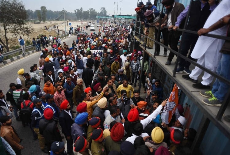Congress leaders Protest On toll plaza in Ludhiana