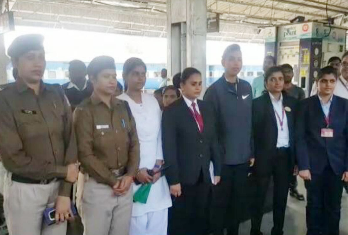 international women's day lady staff run EMU Passenger train agra to delhi