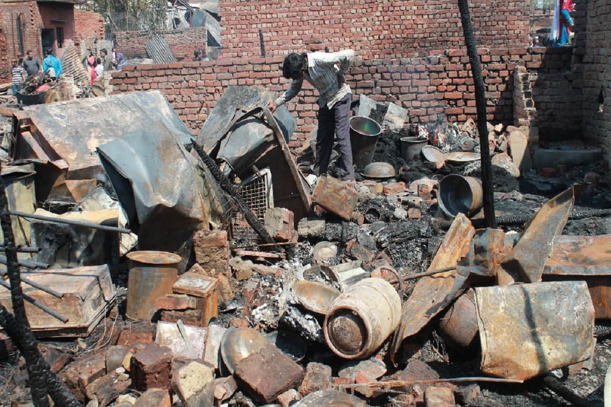 Meerut Bawal: Police rescued ten Hindu families from the fire in bhusa mandi