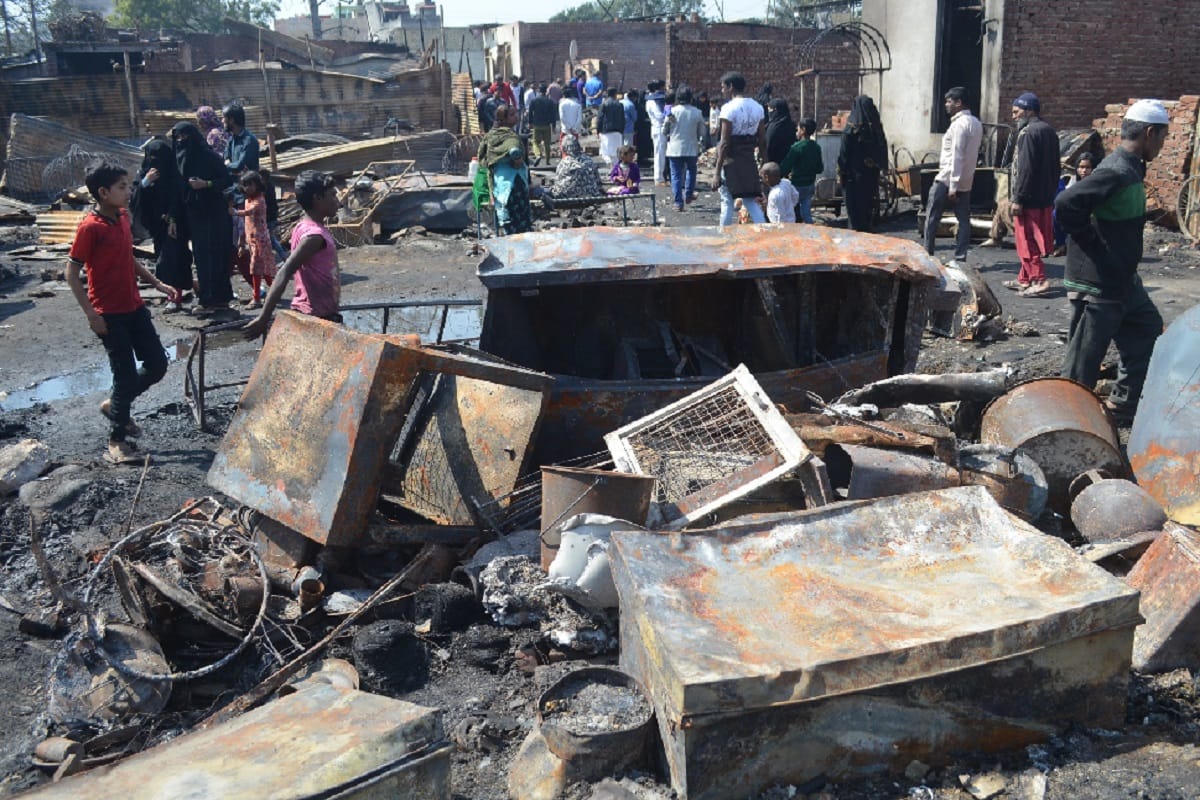 Meerut Bawal: Police rescued ten Hindu families from the fire in bhusa mandi
