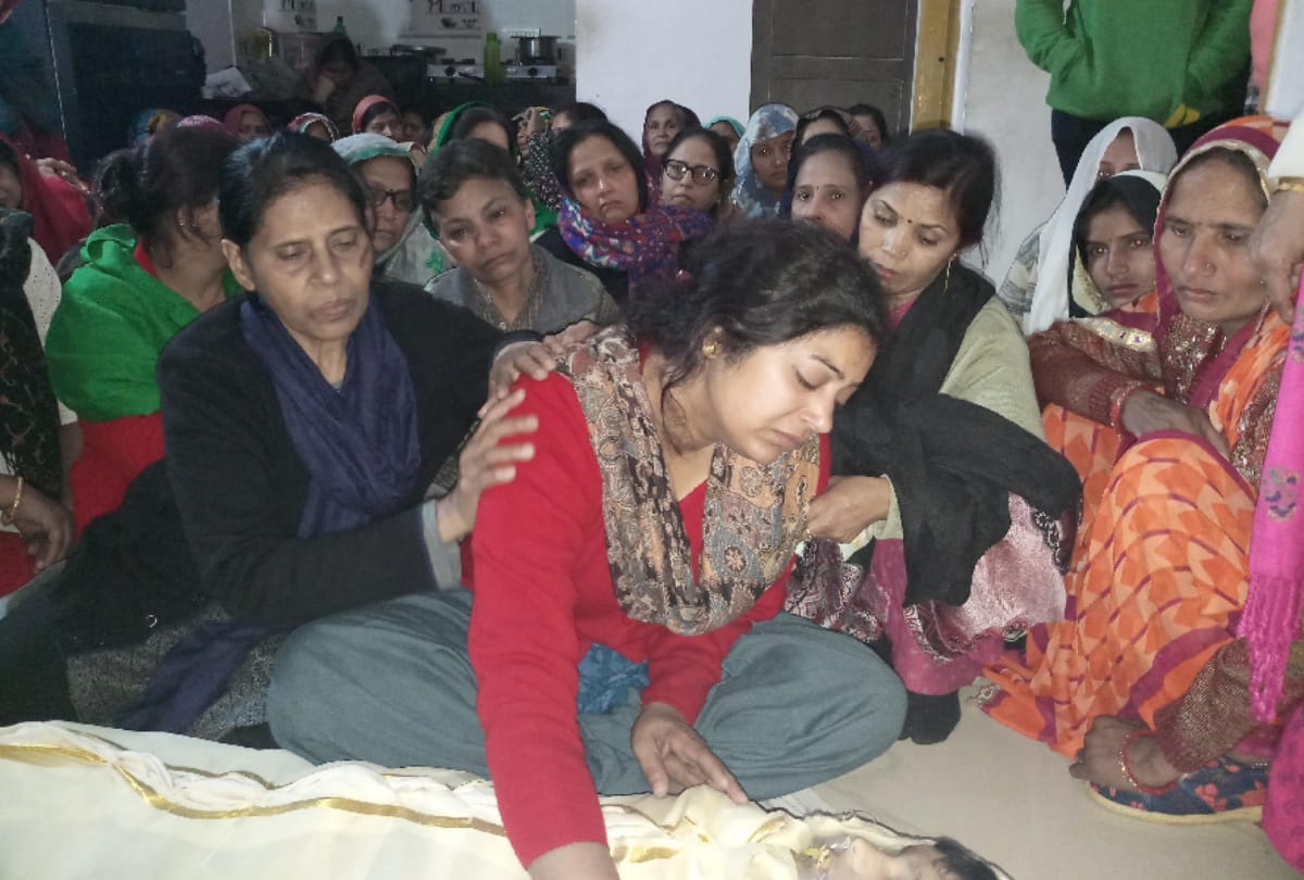 father and son killed their dead body kept daughter went to board exam then came perform last rites