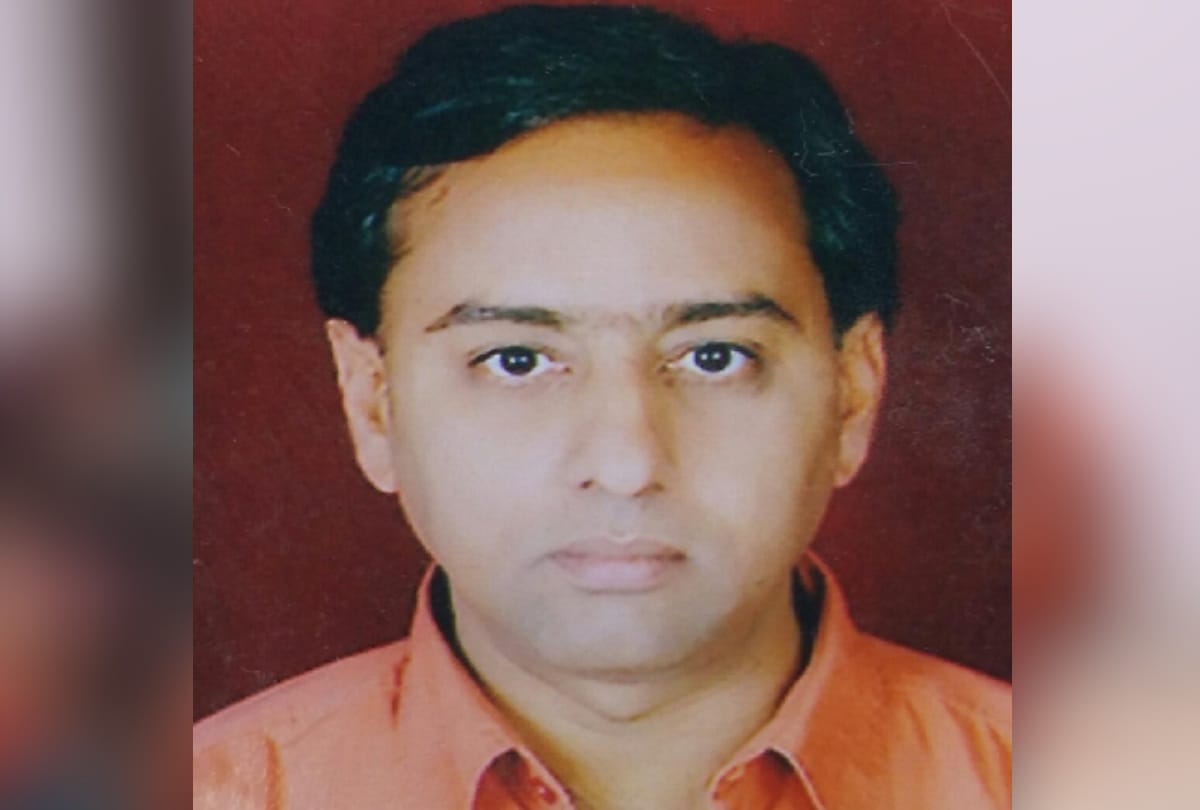 father and son killed their dead body kept daughter went to board exam then came perform last rites