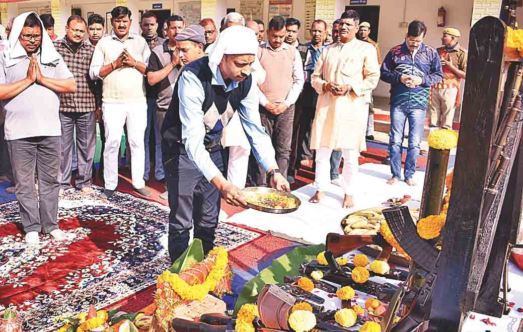 शस्त्र पूजन कर मनाया स्थापना दिवस
