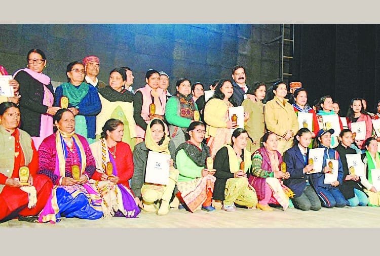 विभिन्न क्षेत्रों में उत्कृष्ट कार्य करने वाली महिलाएं सम्मानित