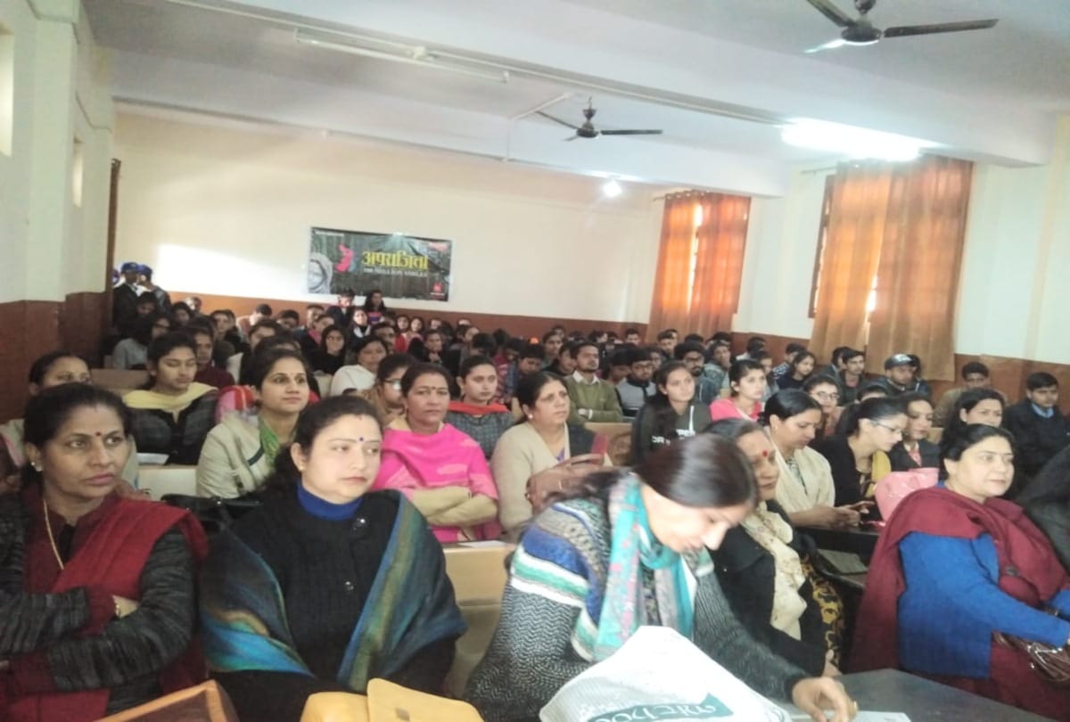 महिलाएं पूजनीय, उनका सम्मान करें : नीलम