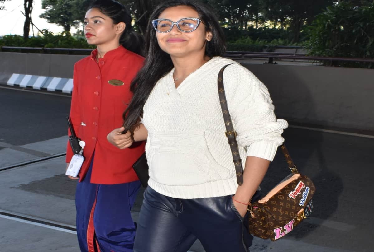 rani mukherjee spotted in new look at airport