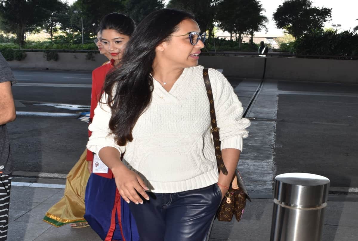 rani mukherjee spotted in new look at airport