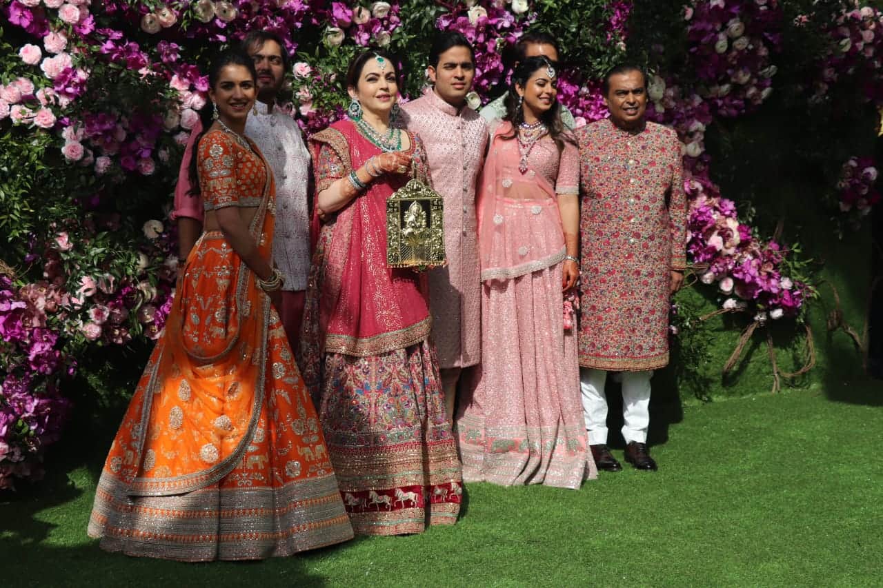 akash ambani barrat video social media users troll shah rukh khan for insulted him