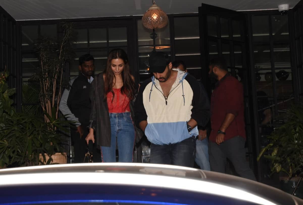 Malaika Arora looks stunning while enjoying dinner date with Arjun Kapoor