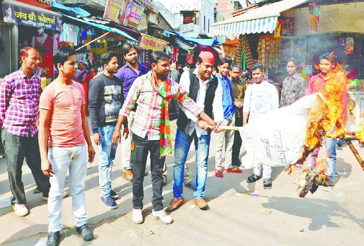 lok sabha elections 2019 sp workers protest against ramgopal yadav in mainpuri