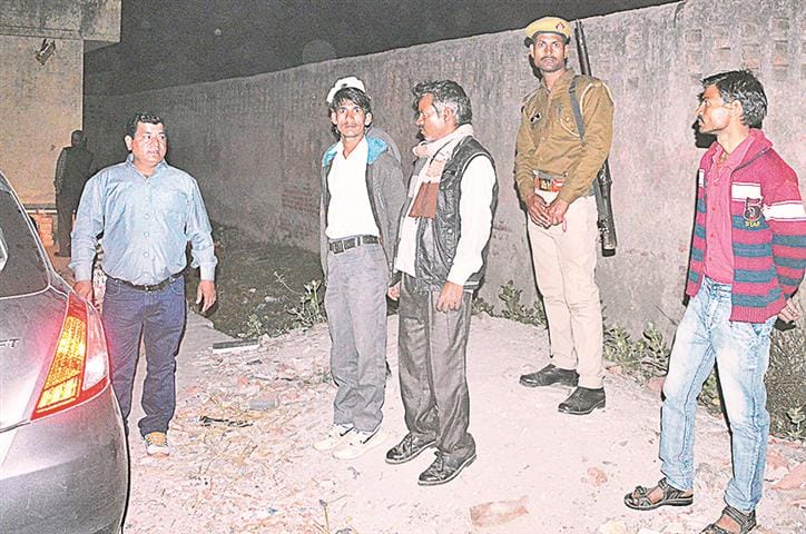 Strikes killed hit by the ball, tree head of bike riders