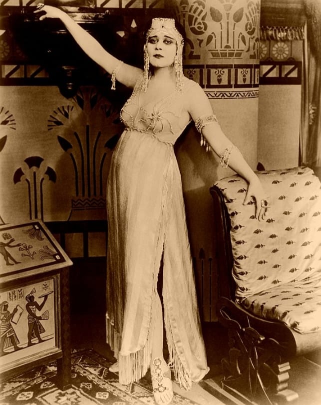 world's most beautiful queen Cleopatra mysterious life and facts about her death