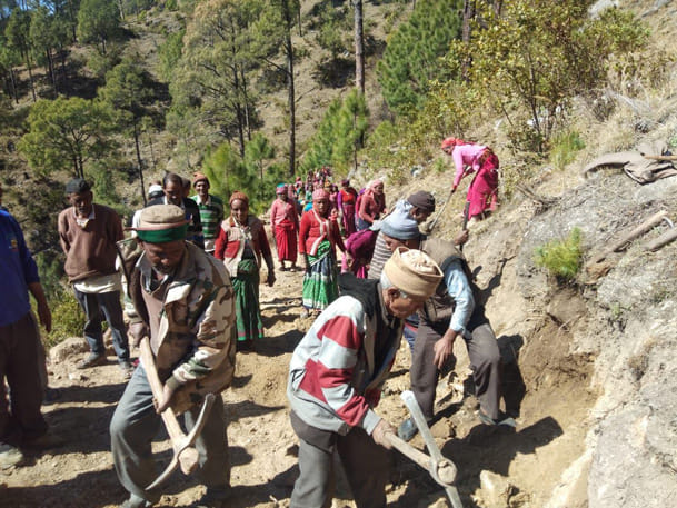 कांगड़ा गांव के लोगों ने स्वयं बनाई एक किमी सड़क