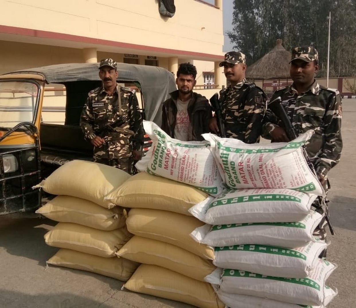 35 कंर्वटल मटर की दान बरामद, दो गिरफ्तार