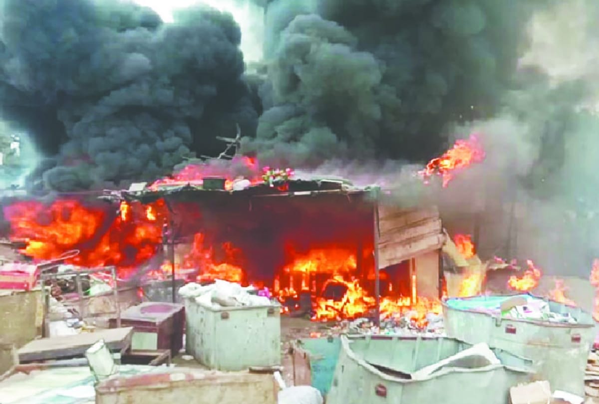 Massive fire in Junk warehouse in Faridabad