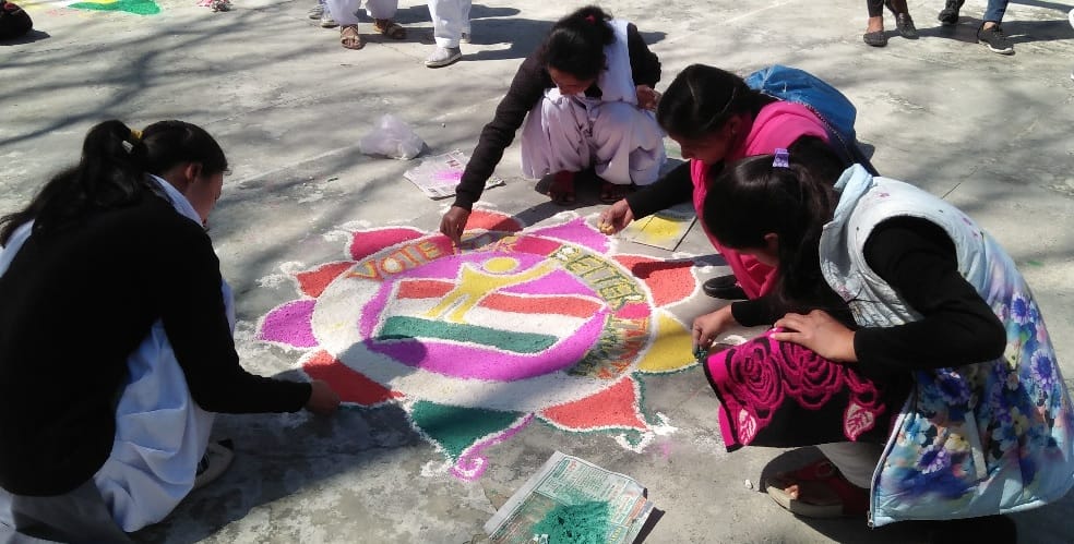 Vigilantes young voters through Rangoli and hennai