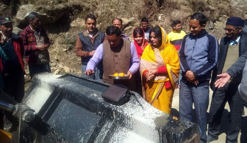 चमोली-लासी-सरतोली सड़क का डामरीकरण कार्य हुआ शुरु