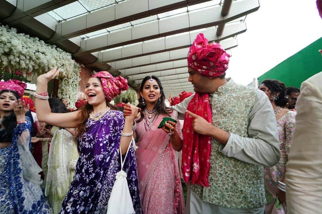 Isha Ambani look gorgeous in brother Akash Ambani wedding