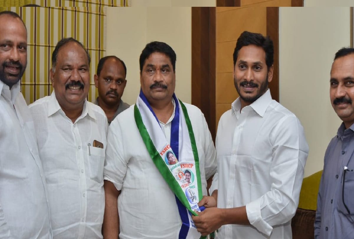 Lok Sabha elections 2019: Andhra Pradesh: Ex TDP Leader M Venugopala Reddy joins YSR Congress Party