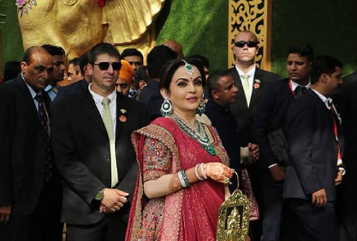 akash ambani shloka mehta wedding nita ambani weaves Akash Shloka name on her outfit