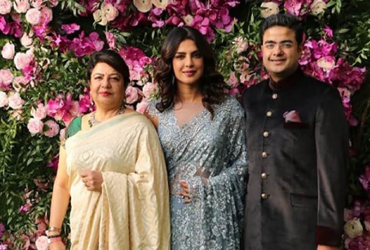 nick jonas chat with ex girlfriend miley cyrus priyanka chopra caught him and gave this reaction