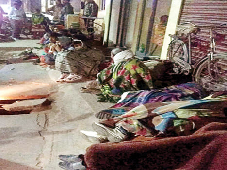 Passed on the road all night, could not build Aadhaar card
