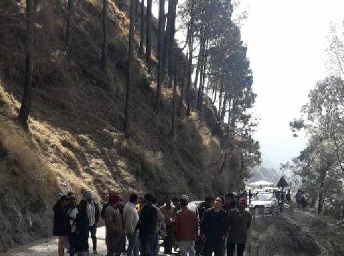 परिहार के समीप दरकी पहाड़ी, तीन घंटे एनएच जाम