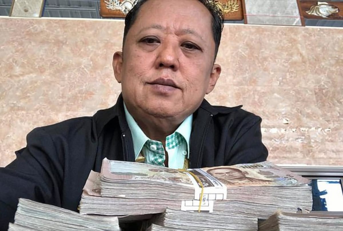 Millionaire trader father Arnon Rodthong offers 2 crore to any man who will marry daughter Karnsita