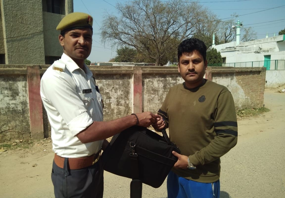 Traffic constable honestly work in varanasi