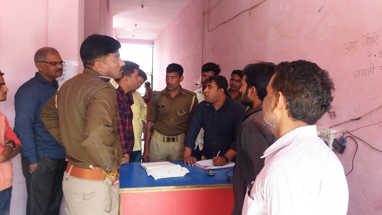 कूरियर सेंटर से  पौने दो लाख नकद और सामान चोरी