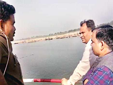 District administration raid on information on illegal sand sand