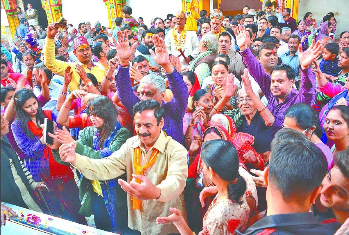 celebration of holi in dwarkadhish temple