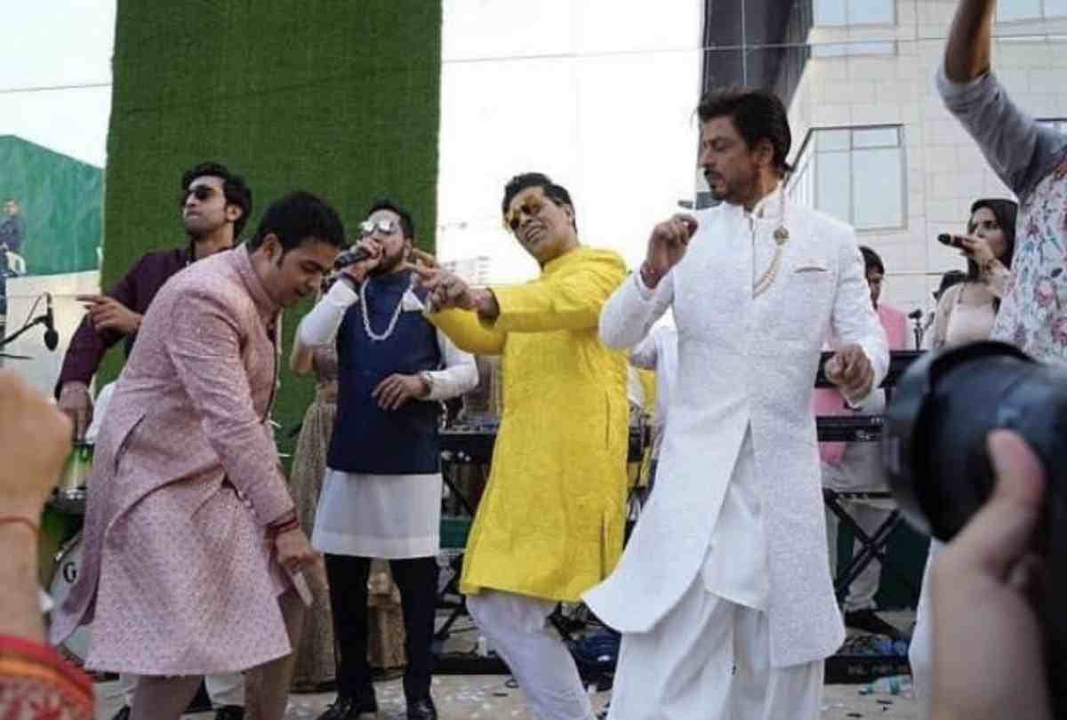 akash ambani barrat video social media users troll shah rukh khan for insulted him